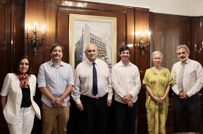 Convenio firmado entre el Cr. Carlos Montero, titular de la SIGEN, y el Dr. Federico Thea