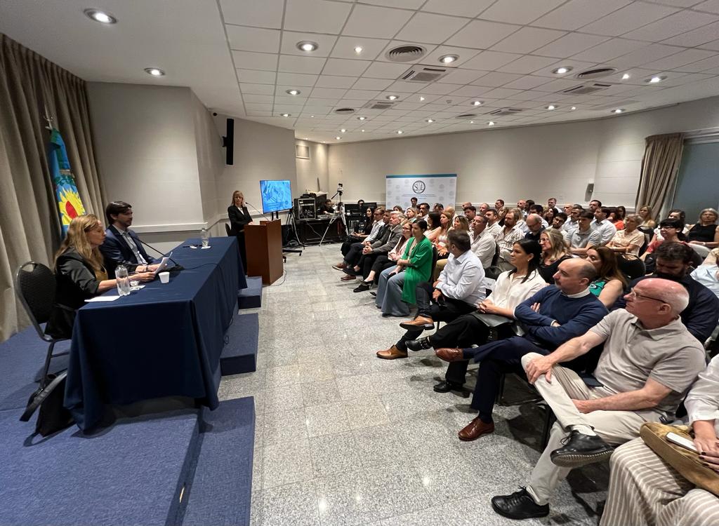 Apertura de la capacitación a cargo de Thea y Niubó