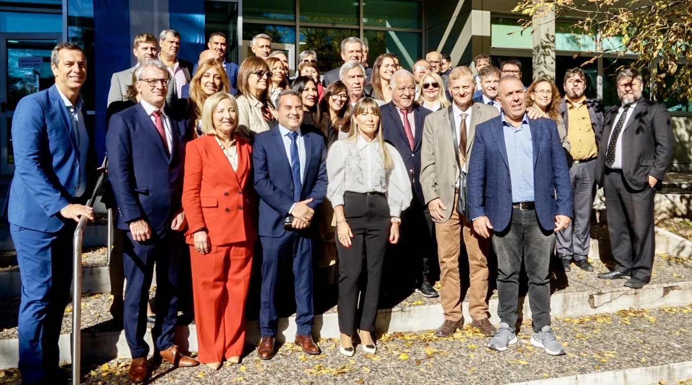 Autoridades participantes en la reunión