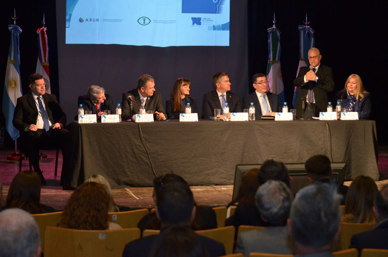 Autoridades en la Mesa de Apertura