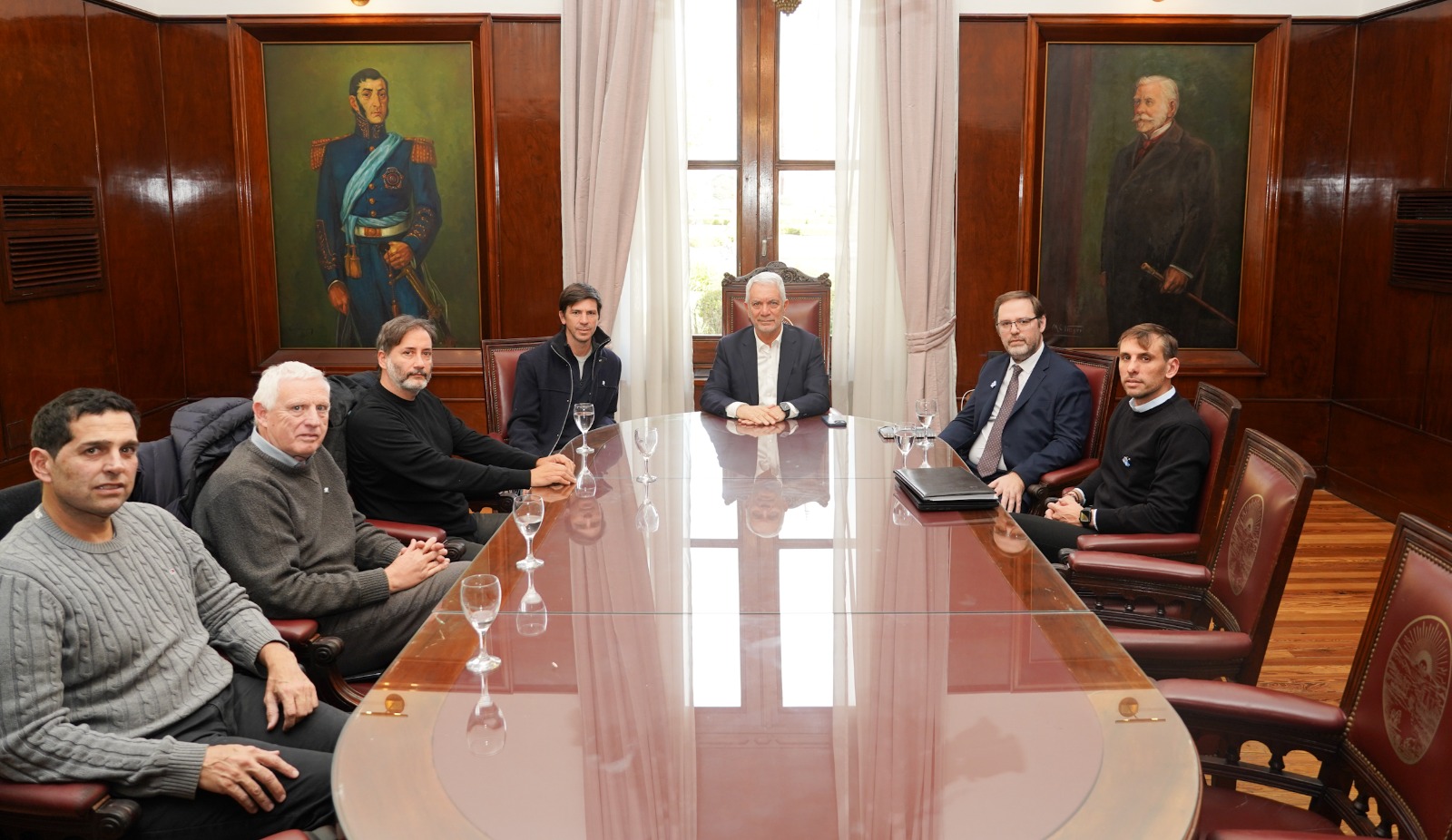 Funcionarios junto al Jefe Comunal