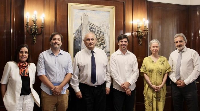 Convenio firmado entre el Cr. Carlos Montero, titular de la SIGEN, y el Dr. Federico Thea