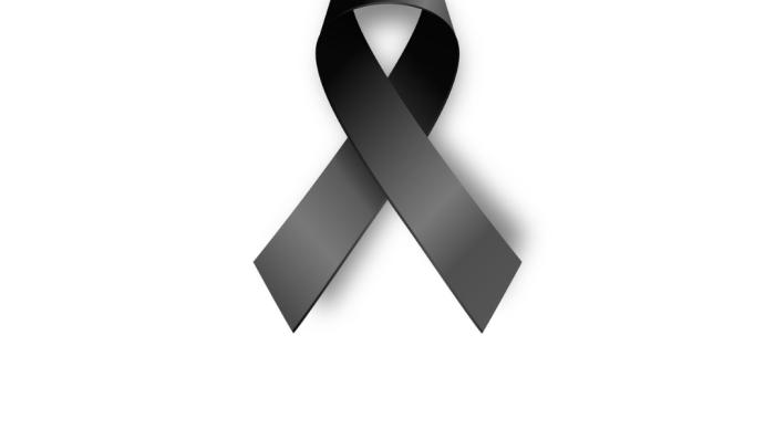 Cinta negra en acompañamiento a familiares