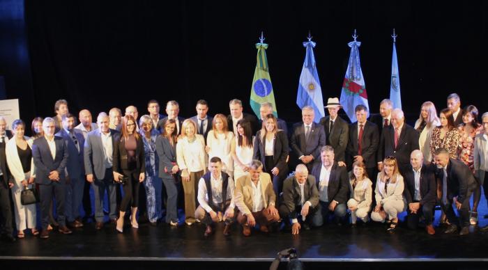 Funcionarios/as participantes del encuentro sobre un escenario