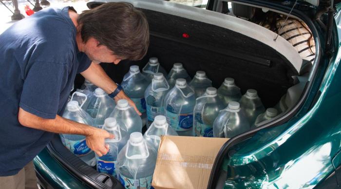 Carga de bidones de agua