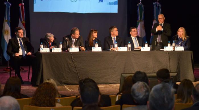 Autoridades en la Mesa de Apertura