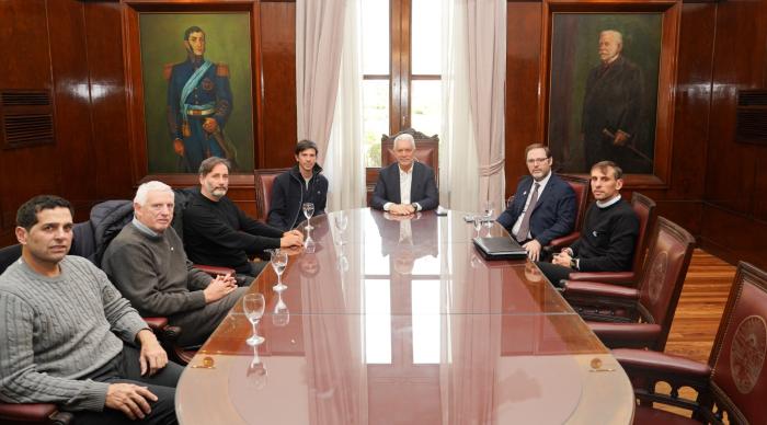Funcionarios junto al Jefe Comunal