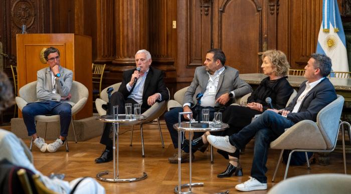 Balbi, Chillo, Coronel, Mac Allister y Suárez sentados de derecha a izquierda